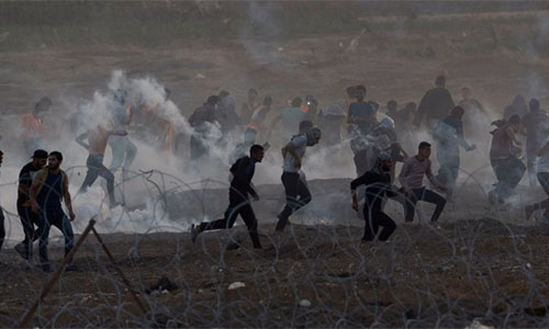 Tropas israelíes reprimen protestas palestinas con humo y fuego